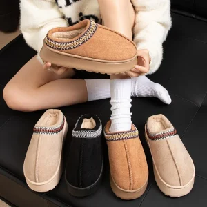 Pantoufles d'hiver chaudes pour femmes, intérieur en peluche, semelle épaisse antidérapante, chaussures de maison chaudes brodées à la mode pour dames
